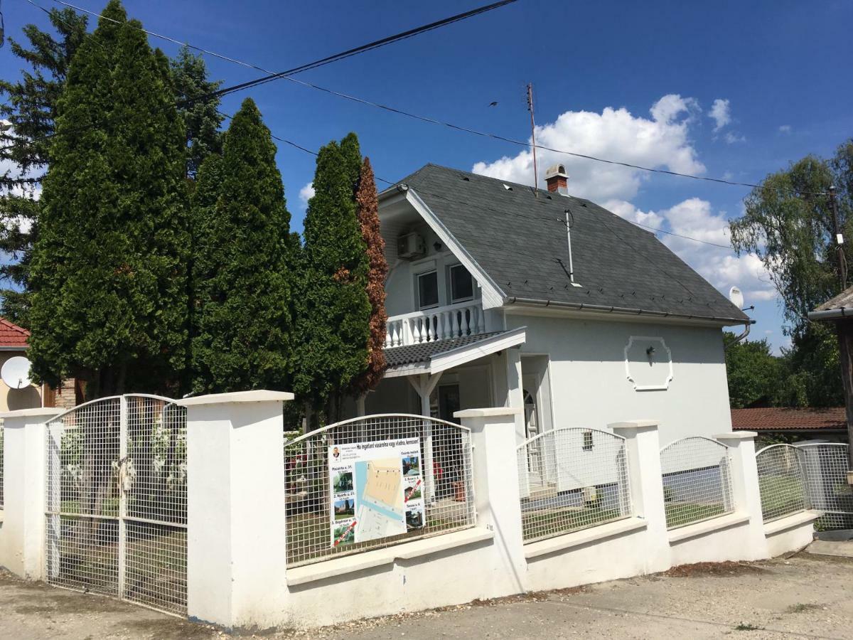 Tassi Halaszcsarda-Karasz Haz Bagian luar foto